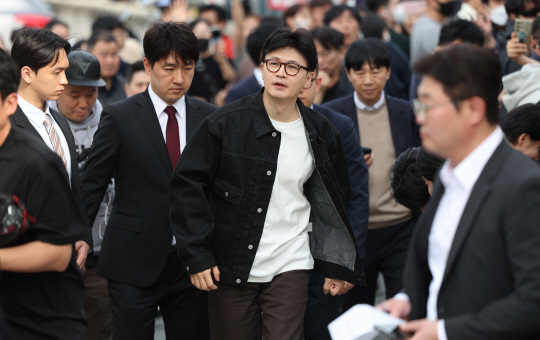 국민의힘 대선 경선 주자인 한동훈 전 대표가 16일 대구 수성구 한 식당에서 열린 대구·경북 청년 희망 경청회에 참석하기 위해 이동하고 있다. [연합뉴스]
